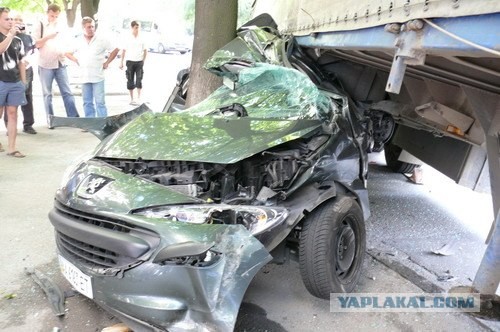 Водитель фуры готовится работать на прессе