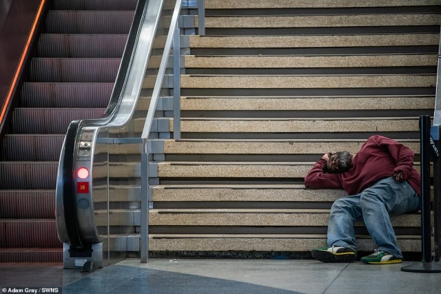 Толпы бездомных, которые мешают пассажирам в метро и на вокзалах Нью-Йорка