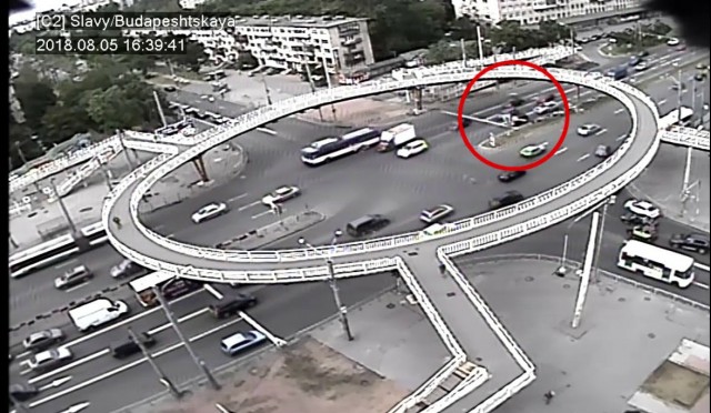 Таксист открыл стрельбу на юге Петербурга во время дорожного конфликта. Очевидцы не испугались и задержали его