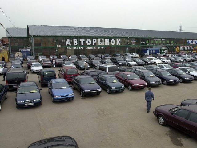 Автодилеры: иномарок в России осталось на один месяц продаж