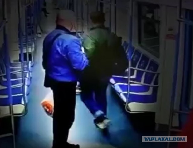 Избил пенсионера в метро
