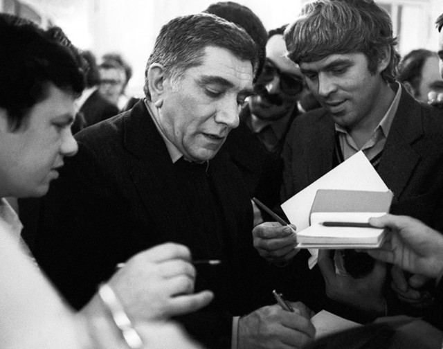 Интересные снимки известных людей на фото 90-х годов