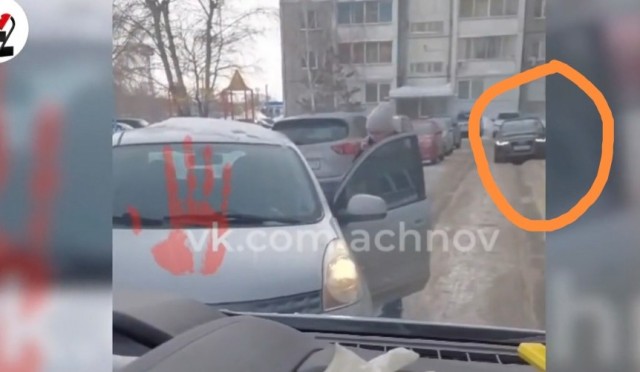 Упёртая пилотка заблокировала "скорую" во дворе