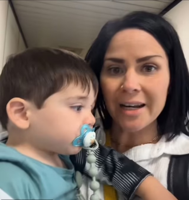 Женщину с ребёнком сняли с рейса United Airlines за то, что она неправильно назвала пол бортпроводника