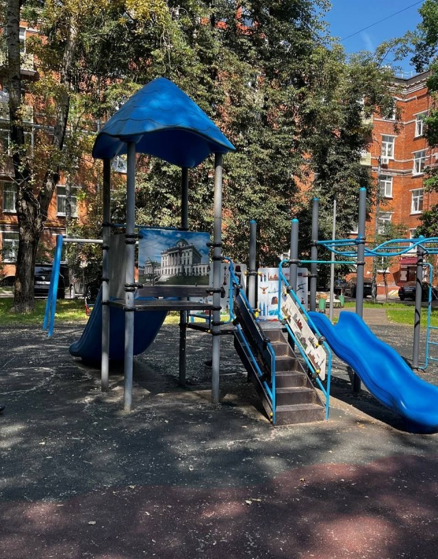 Жители востока Москвы пожаловались на детскую площадку с изображением кальяна, мечети и шаурмы.