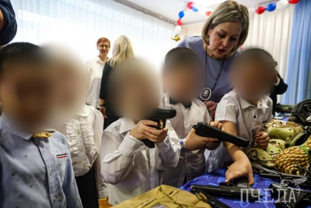 В челябинском детском саду провели «урок мужества»: «ветераны СВО» принесли автоматы, пистолеты, гранаты, а также сбитый квадрок