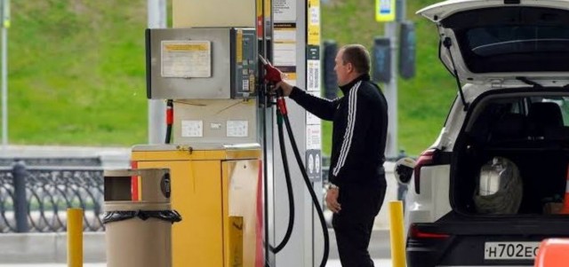 Ограничения на продажу бензина в Петербурге могут продержаться до конца лета
