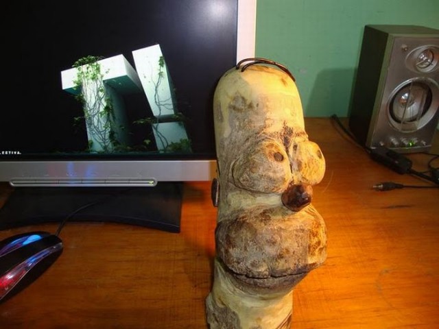 Гомер Симпсон из бревна