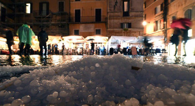 Мощная буря прошлась в Риме в центре города