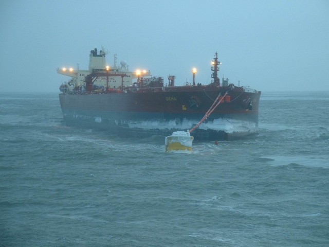 Погрузка танкера в море