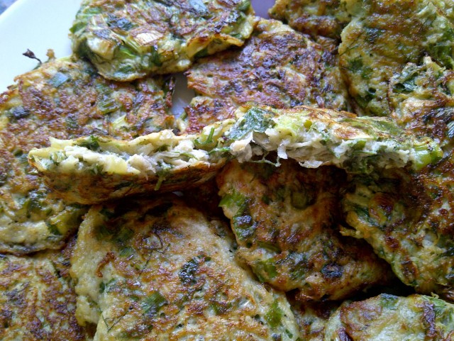 Пикантный салат из кабачков.