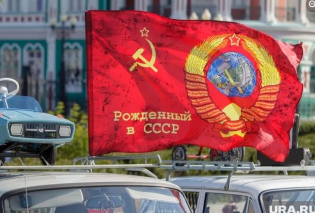 Протестующие в Сан-Франциско США начали уже носить флаги СССР