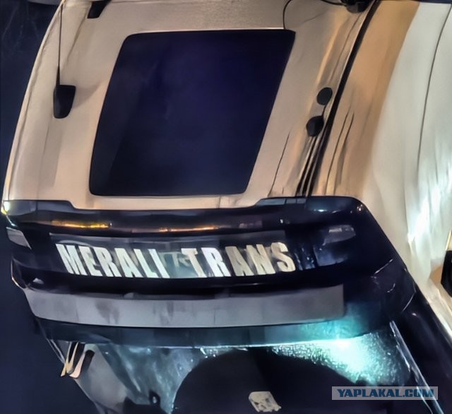 Водителю стало плохо, грузовик повис с моста через Волгу