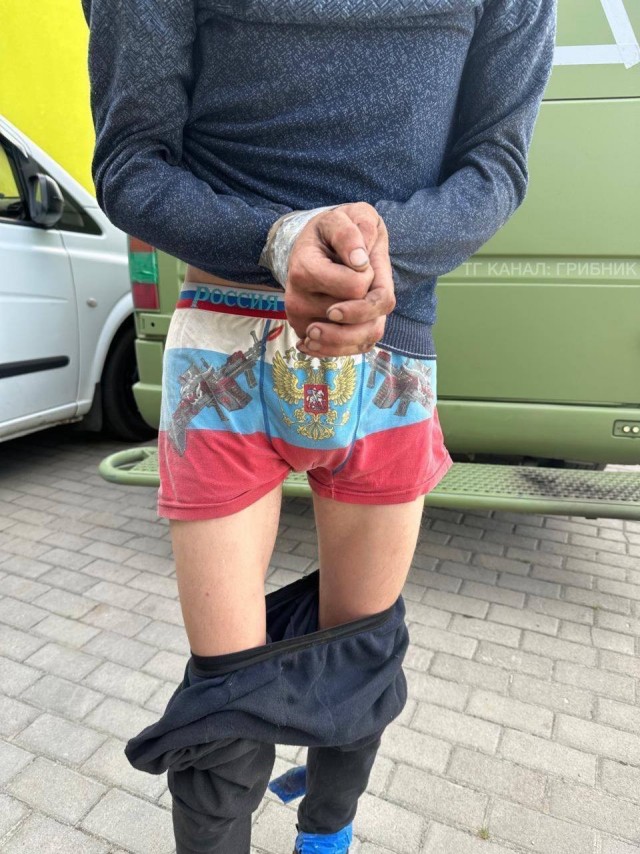 В Москве женщина патриот отчитала подростка в ТЦ за то, что он был одет в худи цветов американского флага.