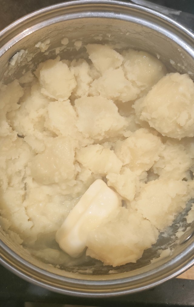 Говядина тушёная в сметанным соусе