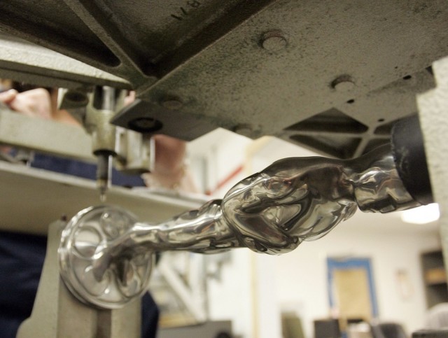 Изготовление "Оскара" для премий этого года