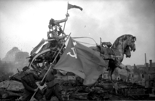 На куполе Рейхстага было поднято Знамя Победы