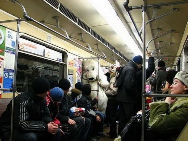 Пассажиры в метро.
