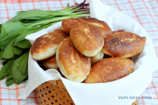 Пирожки с черемшой и яйцами