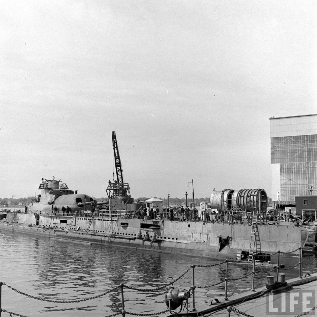 " Веселый Роджер" над субмариной