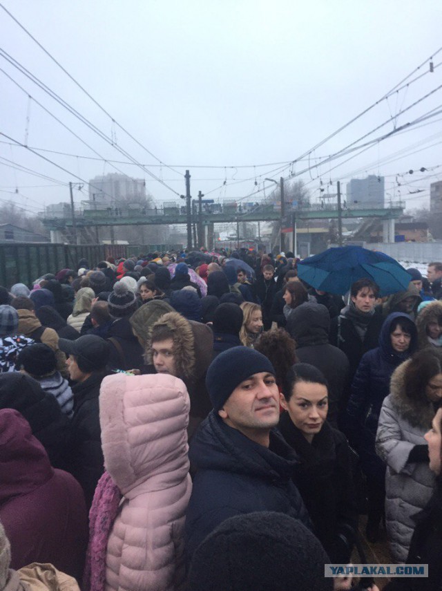 Ледяной дождь в Москве, электричка пускает салют