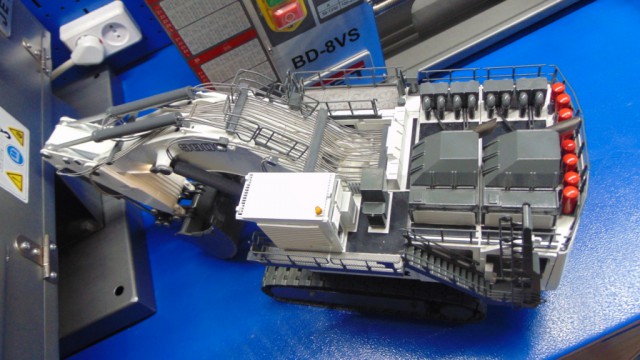 LIEBHERR R9800 Радиоуправляемая дилерская модель экскаватора в 50 масштабе