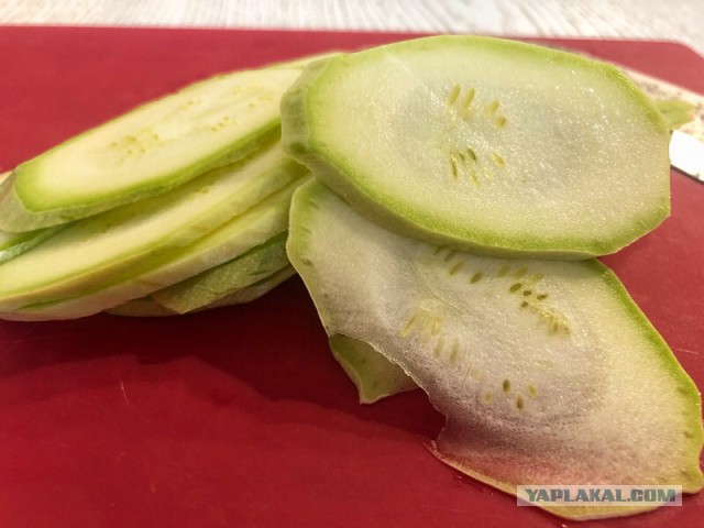 Пикантный салат из кабачков.