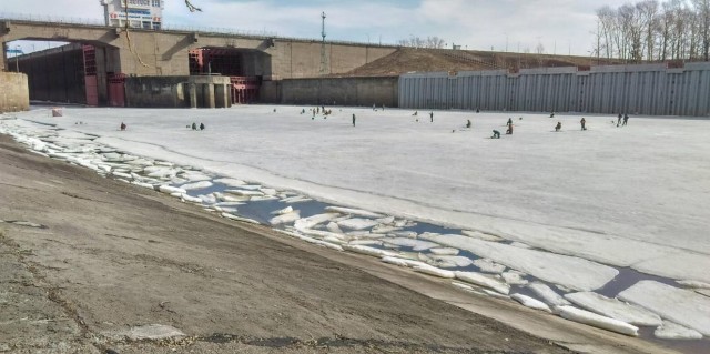 Давайте фото у кого какой вид из окна на оживленные улицы городов в настоящий момент