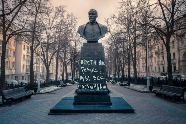 Бабушка проветрила трусы возле здания ФСБ в Челябинске