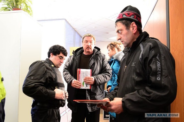 Фотожаба: Приставы и страховщики.