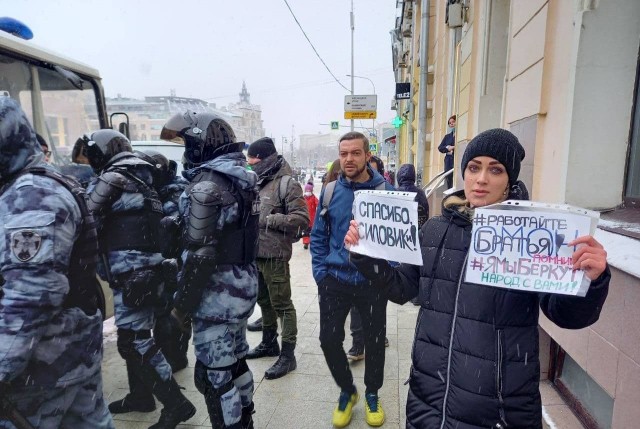 В Москве девушка вышла с плакатами в поддержку силовиков. Её задержали.