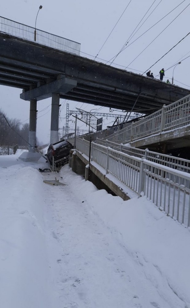 Автомобиль Вольво упал с эстакады на ж/д пути в районе станции Фроловская под Клином
