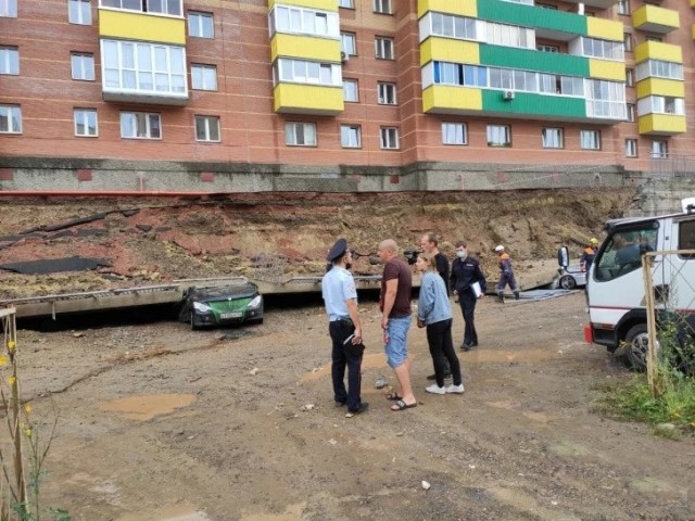 В Красноярске стена упала на автомобили