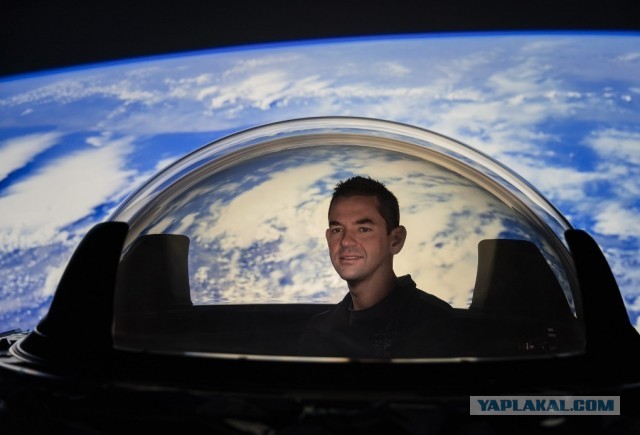 Первый гражданский экипаж SpaceX для полёта на орбиту в скафандрах