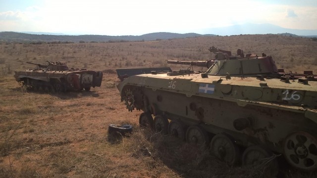 На военном полигоне задержали слесаря, когда он распиливал на металлолом две БМП-1