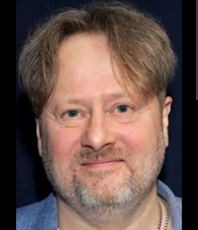 Подружки тестируют фильтр на телефоне