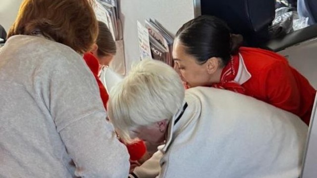 Сотрудница красноярского Минздрава и невролог спасли ветерана СВО в самолете