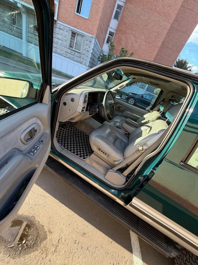 Продается Chevrolet Tahoe 1997 года с пробегом 168 тысяч км в хорошем состоянии. Цена раритета - 2,5 млн рублей