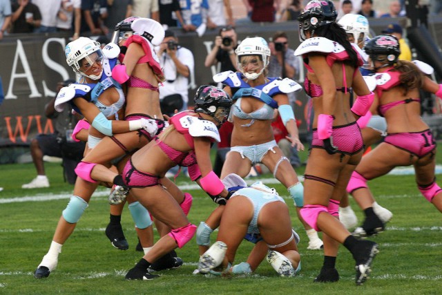 Женскую футбольную команду играющую в нижнем белье