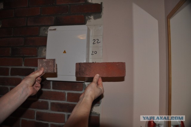 Приклеиваем плитку из искусственного камня