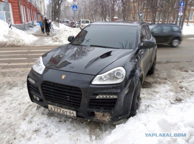 В Саратове побоялись эвакуировать Porsche Cayenne