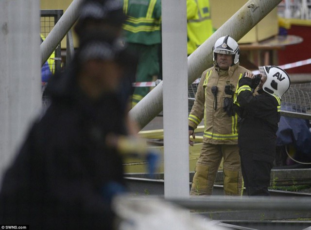 В Шотландии поезд американских горок сошел с рельсов и упал с высоты