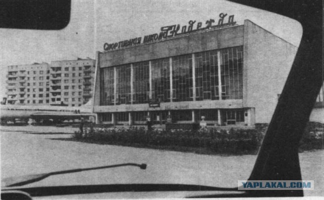 Самолет во дворе