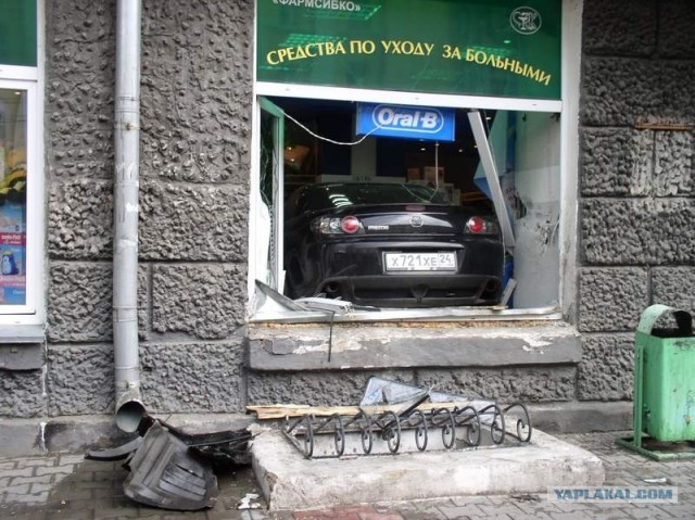В центре Красноярска автомобиль въехал в аптеку
