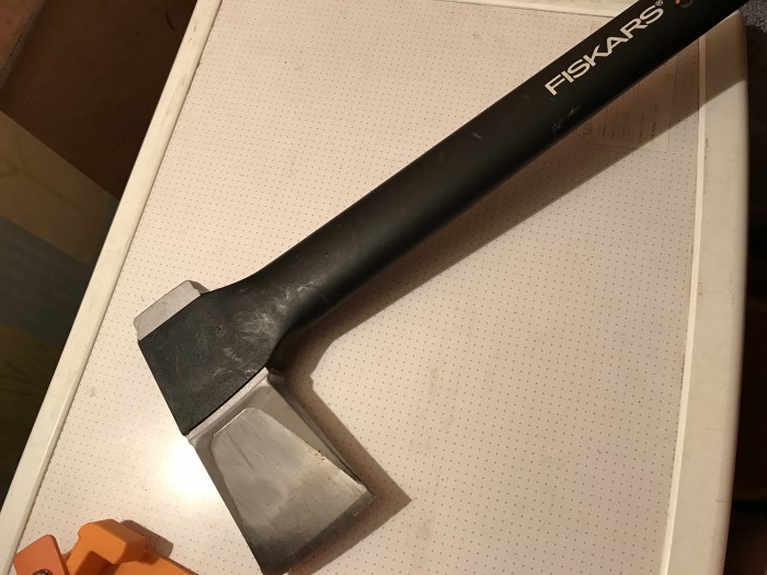 На дворе дрова, а мы без колуна