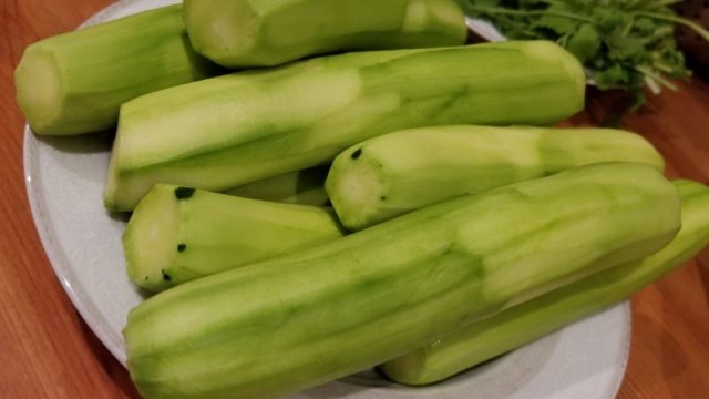 Пикантный салат из кабачков.