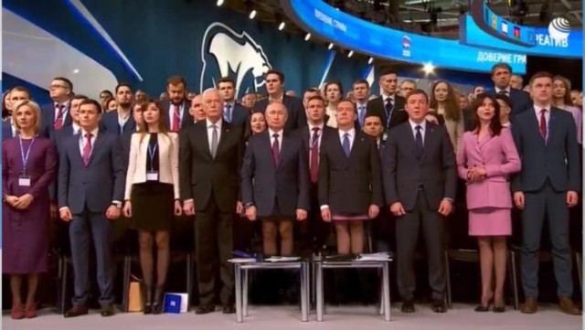 Сначала подумал, что они на коленях стоят