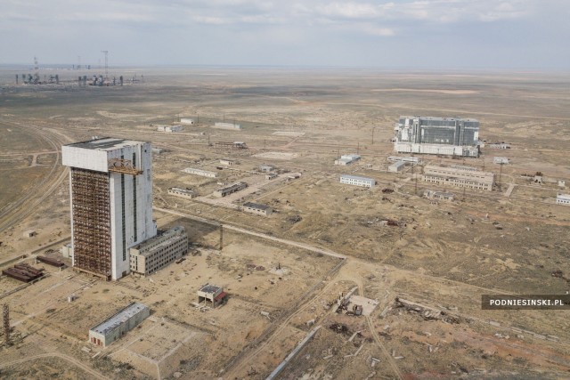 Фотограф тайно пробрался в заброшенный ангар Байконура и снял заброшенный Буран