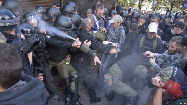 Ранили полицейского...