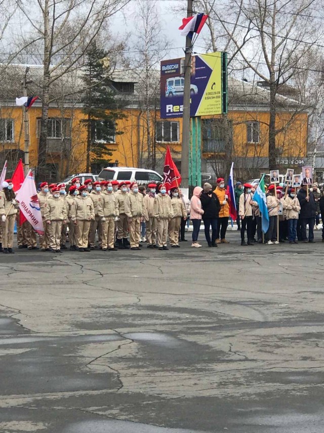 В Иркутской области школьников отправили на шествие с портретами и цитатами президента для отражения «эпохи Путина»